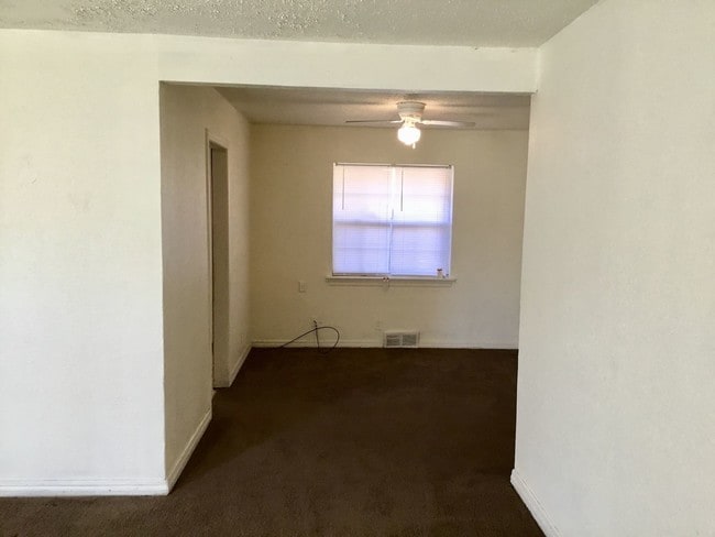 Building Photo - 3 br, 1.5 bath House - 1301 NE 36th St.