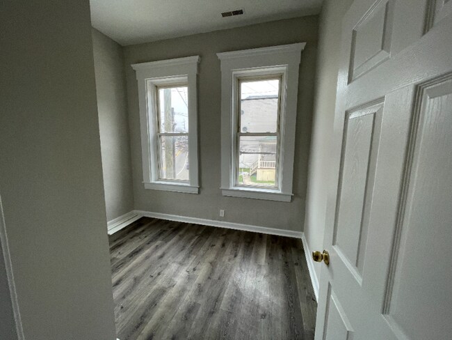 Building Photo - 802 Montague Rd