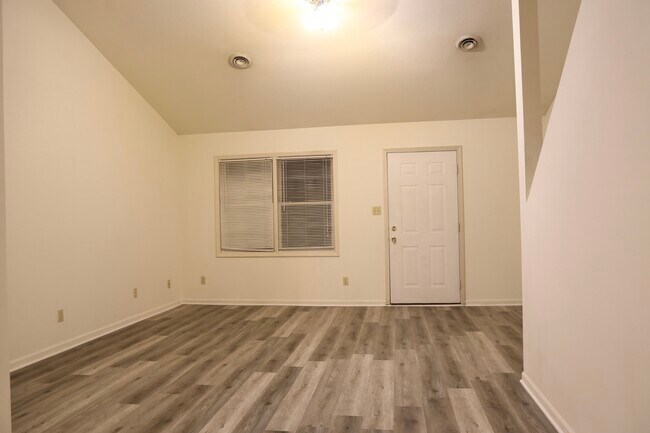 Foto del edificio - 1710 Ashwood Dr
