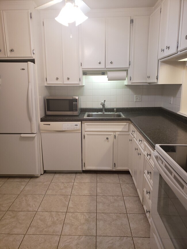 Kitchen - 7510 Cahill Rd