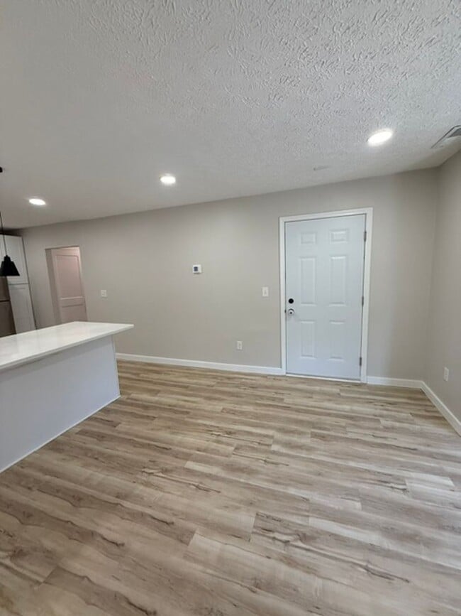 Building Photo - 939 Chateau Ave