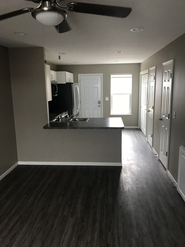 Building Photo - 3201 Lakeway Drive