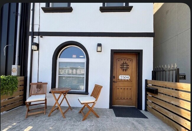 Puerta principal - 2504 E York St