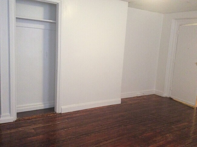 Building Photo - 1 Bedroom Apartment in Downtown near the J...
