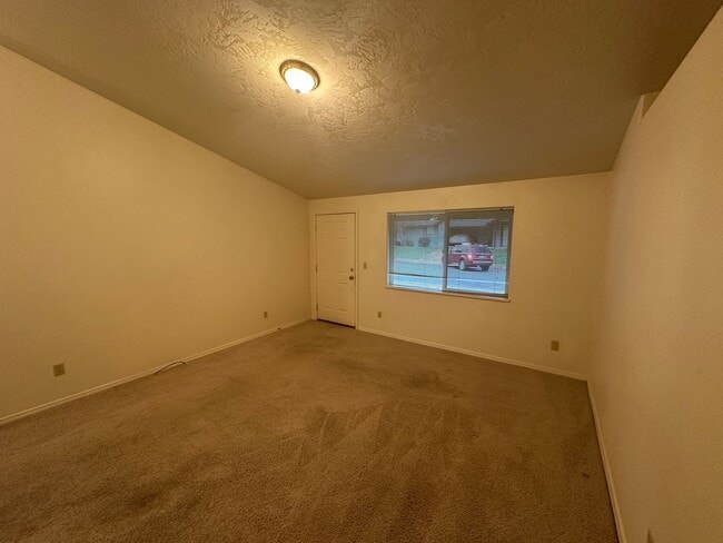 Building Photo - Please apply on our website thetlcrealtyteam.com