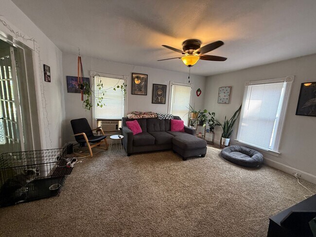 Foto del edificio - Spacious 1-Bedroom Upper Unit