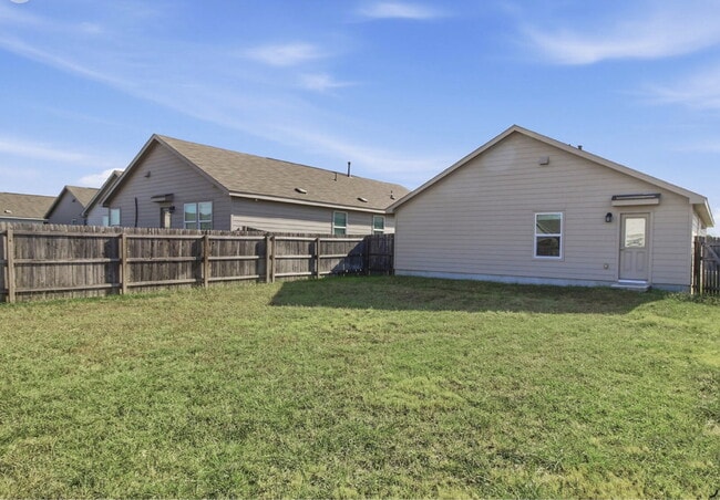 Building Photo - "Charming 3-Bedroom San Antonio Home with Granite Finishes - 11914 Pewee"