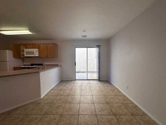 Foto del edificio - 3 bed house with new laminate flooring and fresh paint!
