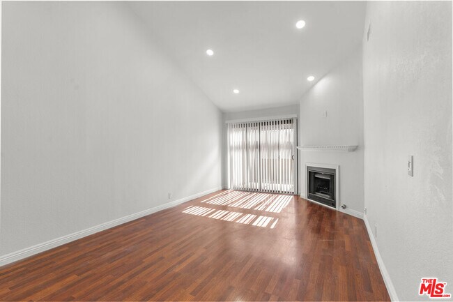 Foto del edificio - 3055 N Brea Blvd