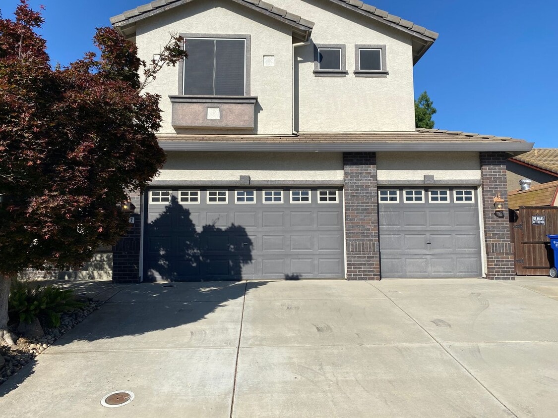 Primary Photo - Large & Spacious Tri-Level Home