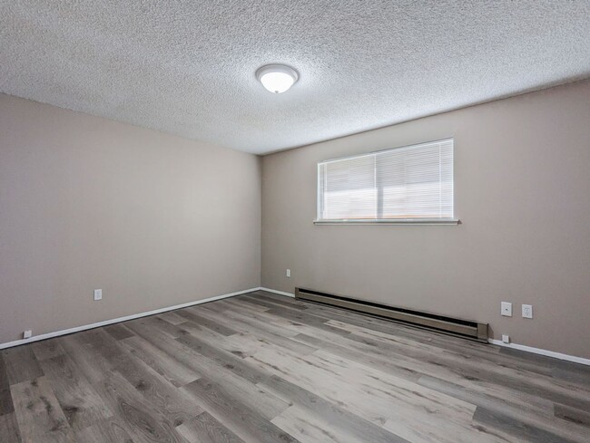 Foto del edificio - Move in ready 2 bed 1 bath Rambler Duplex ...