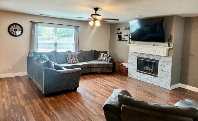 Building Photo - Spacious 4-Bedroom Home for Rent in Grand Prairie, TX! Available January 2026!