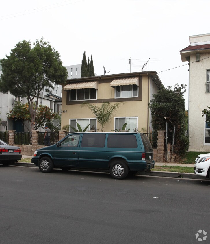 Building Photo - 1422 N Kenmore Ave