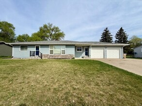 Building Photo - 2523 El Rio Dr