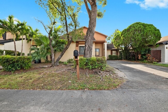 Building Photo - Stunning 4 Bed + Den | 3 Bath Waterfront Home – Miami, FL 33175