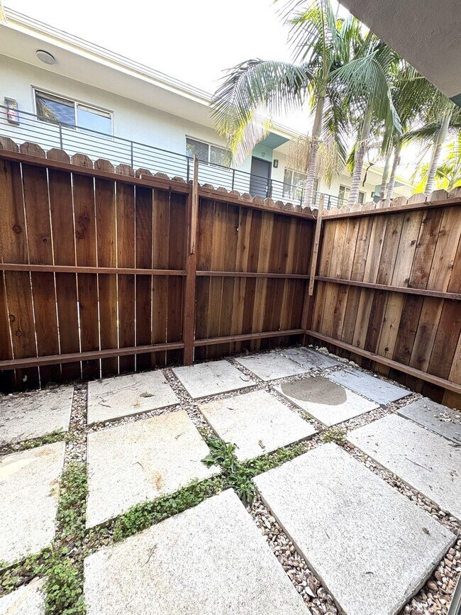 Building Photo - 2727-2741 Abbot Kinney Blvd