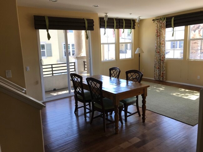 Sala de estar (muebles no incluidos y paredes blancas) - 5053 Plaza Promenade