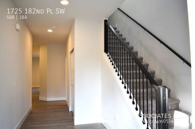 Foto del edificio - 1725 182nd Pl SW