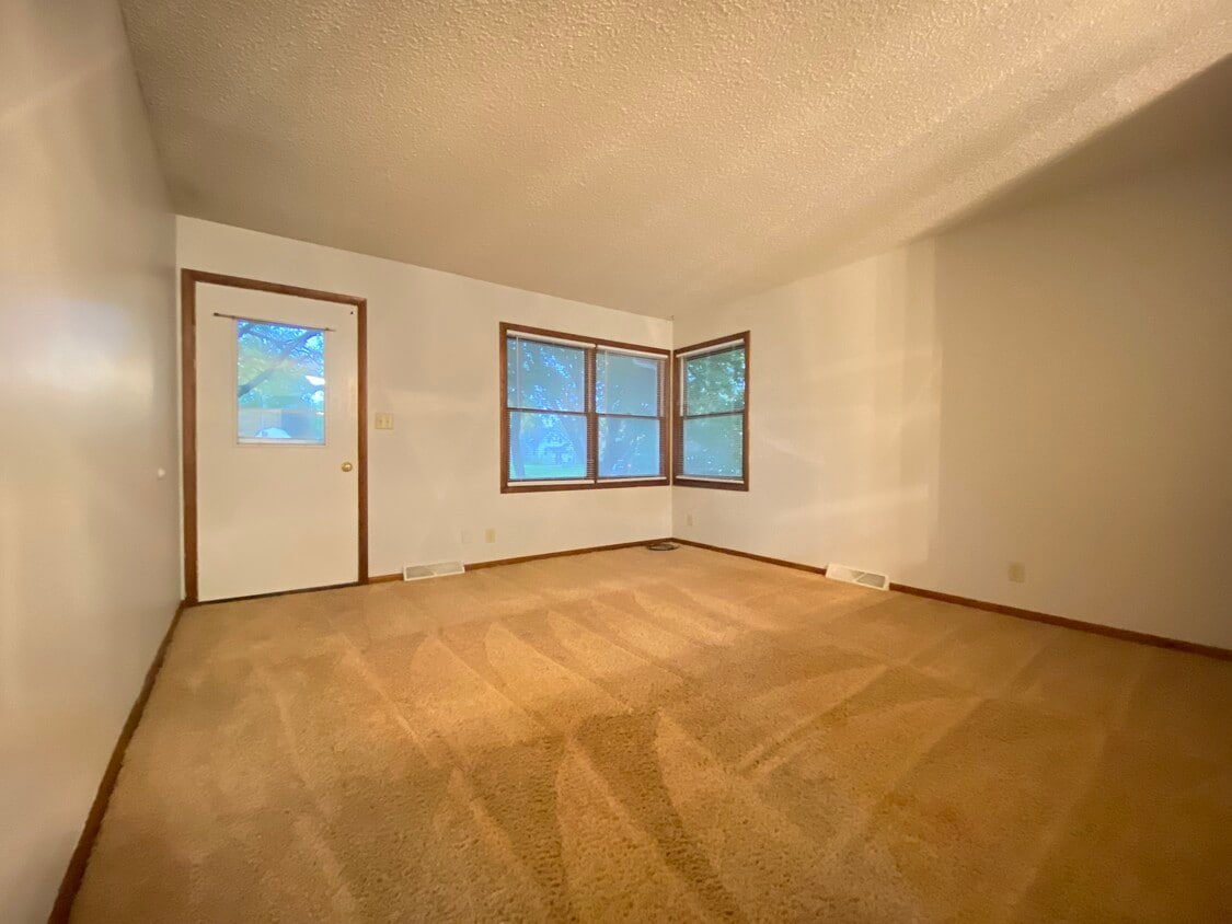 1317 Tremont St, Cedar Falls, IA 50613 Townhome Rentals in Cedar