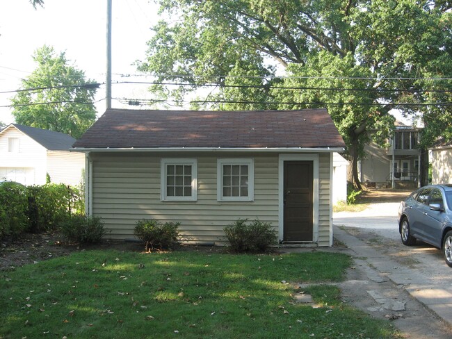 Garage - available to rent - 74 E Patterson Ave