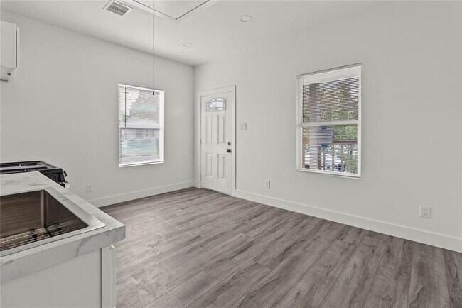 Foto del edificio - 8501 Denby St