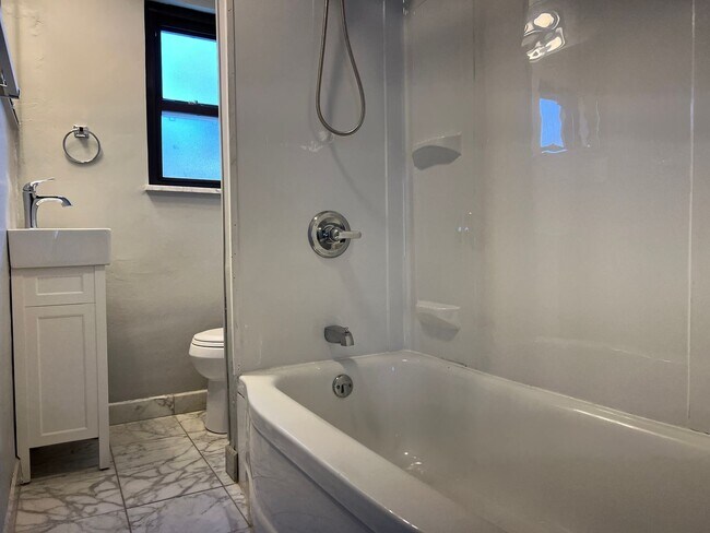 Foto del edificio - Charming 2-Bedroom Townhome with Modern Up...