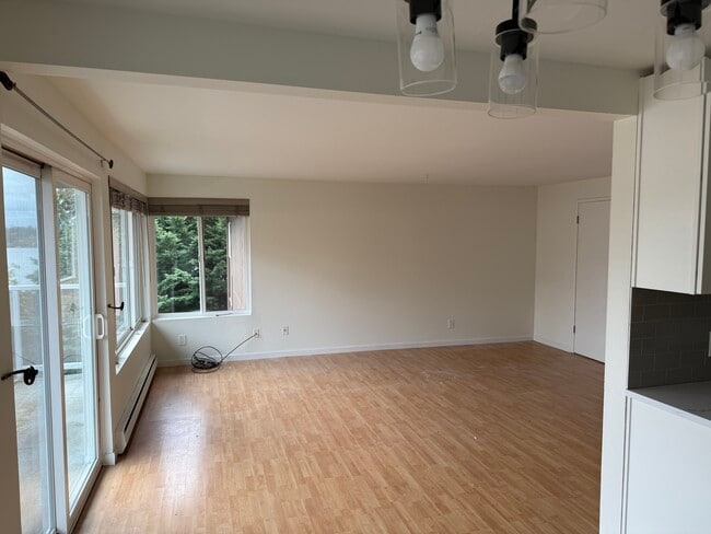 Building Photo - 3825 NE 155th Pl
