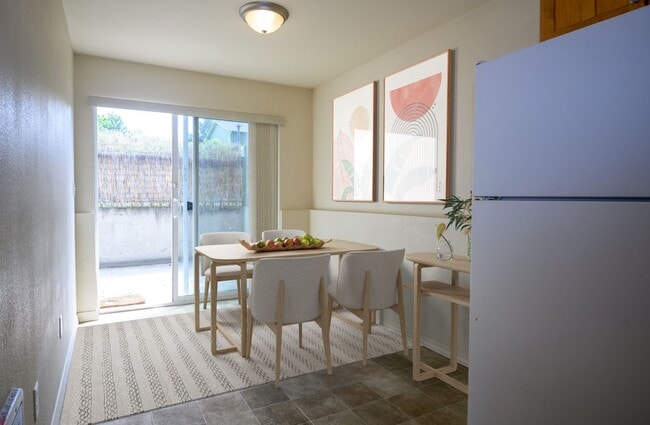 Building Photo - 2 Bed 2 Bath garden level unit in a 4 plex, south of main