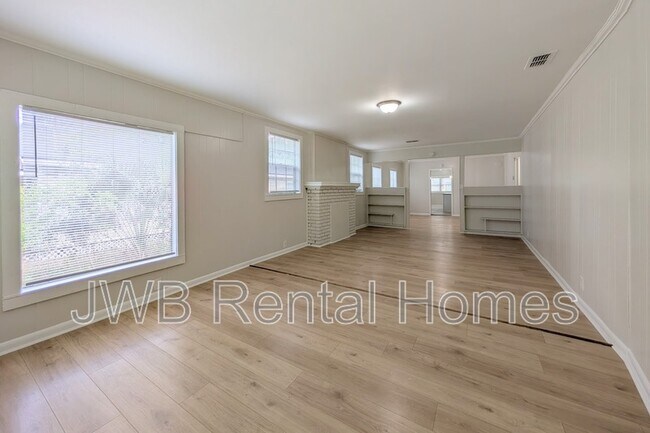 Building Photo - 1211 E 13th St