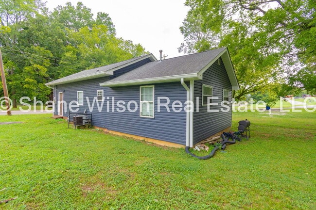 Building Photo - "Charming 3-Bedroom Retreat with 1050 Sq. Ft. of Cozy Living in Chattanooga!"