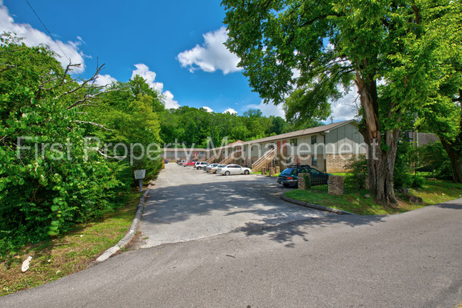 Building Photo - 2414 Lyndon Ave