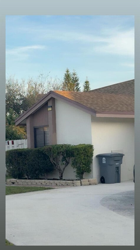 Building Photo - 9616 Golf State Park Way