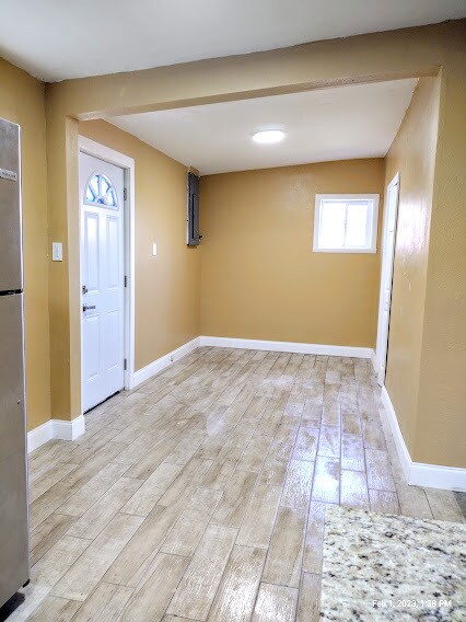 Comedor y puerta trasera - 1362 Gardenia Ave