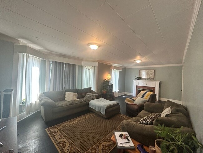 Building Photo - 2 bed 1.5 bath Hamilton home