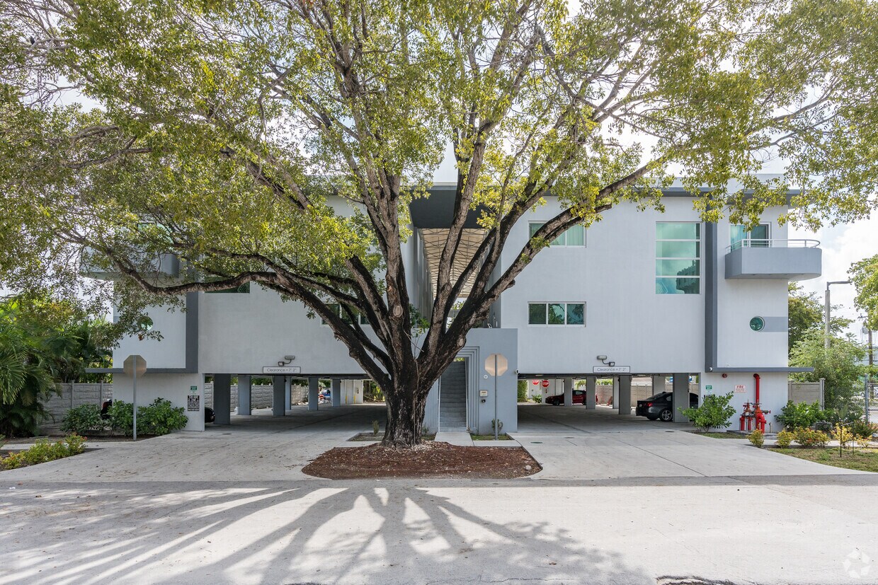 645 Palmetto Dr - Palmetto Lofts