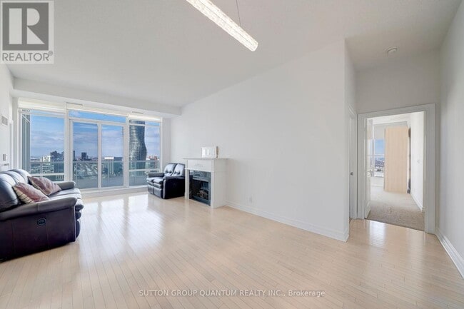 Photo du bâtiment - 1 Elm Dr W