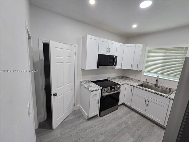 Foto del edificio - 1637 SW 17th St