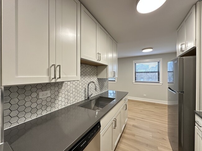 Building Photo - 535 W Aldine Ave