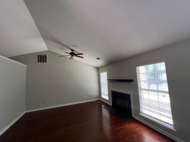 Foto del edificio - 3 bed / 2 bath home ~ Just minutes from Ha...