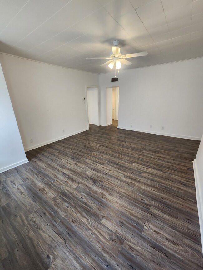 Sala de estar (15,5 x 17,5) - 243 W Brady St