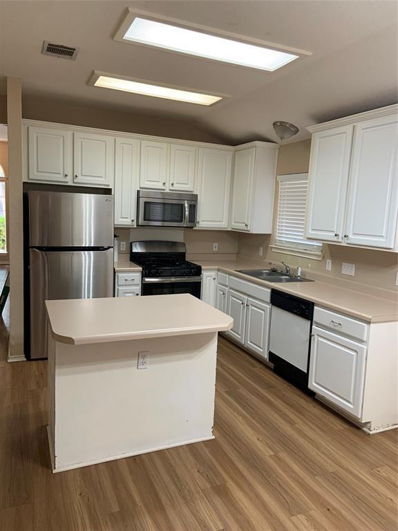 Foto principal - 9300 Sanford Dr