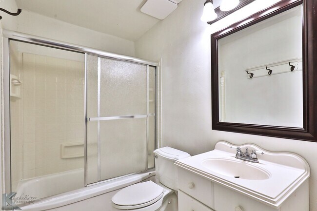 Foto del edificio - 3 BEDROOM,  Kitchen appliances, NEW INTERIOR PAINT! 6 MONTH LEASE AVAILABLE!