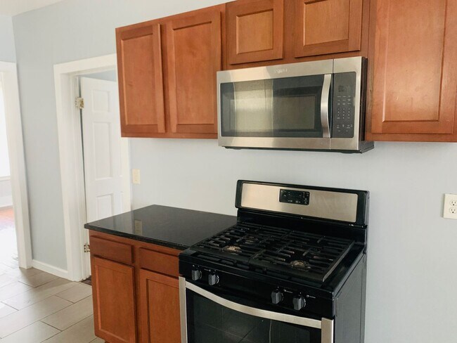 Building Photo - 353 Poplar St