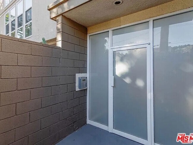 Foto del edificio - 1833 Normandie Ave