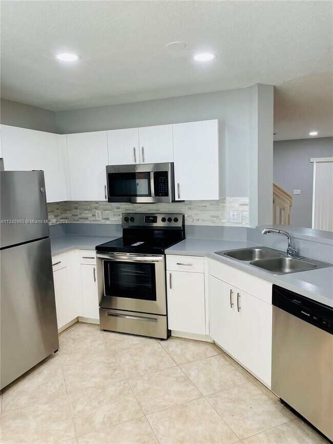 Building Photo - 4744 SW 14th Ct