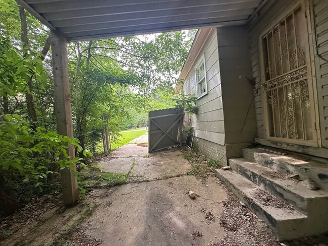 Building Photo - 368 Broadview St