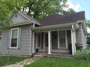 Building Photo - 300 E 11th St