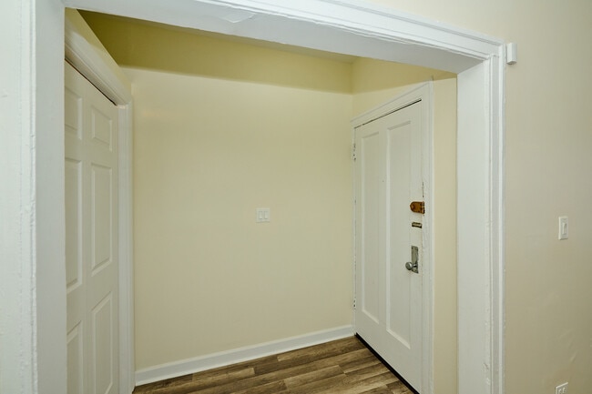 Building Photo - 1355 W Touhy Ave