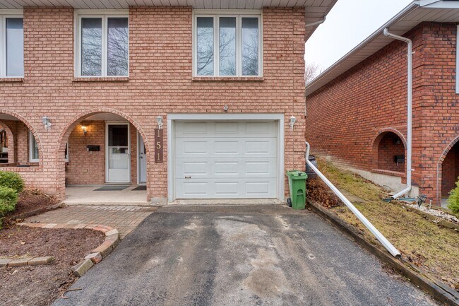Photo du bâtiment - 2 Bed / 1 Bath in Kingston – All Utilities & Parking Included - $1,799/month