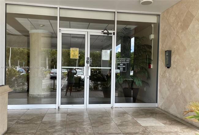 Foto del edificio - 2841 NE 163rd St